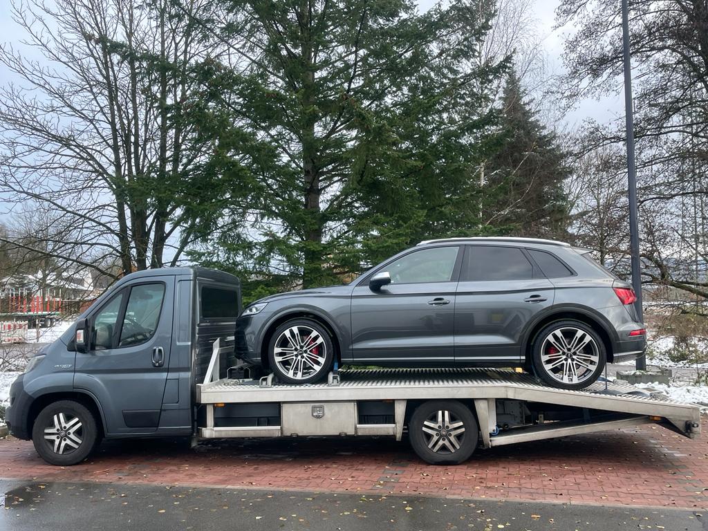 auto op oprijwagen tijdens transport